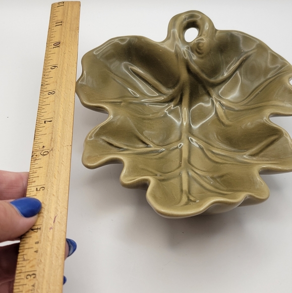 Vintage LEAF Shaped Ceramic Bowls. - Picture 7 of 8